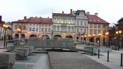 Plac ZWM na starych zdjęciach: Od katastrofy budowlanej do nowego oblicza bielskiego Rynku