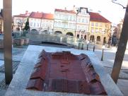 Plac ZWM na starych zdjęciach: Od katastrofy budowlanej do nowego oblicza bielskiego Rynku