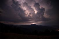 Burza w Beskidach: Majestat Nieba, Potęga Natury i Bezpieczeństwo w Górach