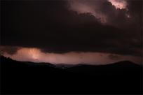 Burza w Beskidach: Majestat Nieba, Potęga Natury i Bezpieczeństwo w Górach