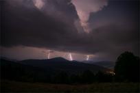 Burza w Beskidach: Majestat Nieba, Potęga Natury i Bezpieczeństwo w Górach