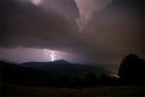 Burza w Beskidach: Majestat Nieba, Potęga Natury i Bezpieczeństwo w Górach