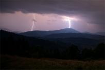 Burza w Beskidach: Majestat Nieba, Potęga Natury i Bezpieczeństwo w Górach