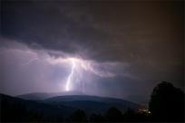 Burza w Beskidach: Majestat Nieba, Potęga Natury i Bezpieczeństwo w Górach