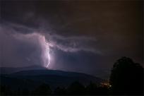 Burza w Beskidach: Majestat Nieba, Potęga Natury i Bezpieczeństwo w Górach