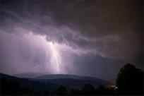 Burza w Beskidach: Majestat Nieba, Potęga Natury i Bezpieczeństwo w Górach