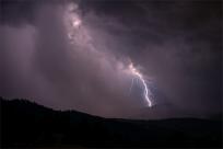 Burza w Beskidach: Majestat Nieba, Potęga Natury i Bezpieczeństwo w Górach