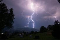 Burza w Beskidach: Majestat Nieba, Potęga Natury i Bezpieczeństwo w Górach