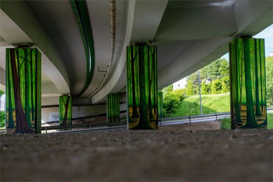 Las pod estakadą, król na ścianie i przystanek z duszą – muralowy przewodnik po Bielsku Las pod estakadą, król na ścianie i przystanek z duszą – muralowy przewodnik po Bielsku