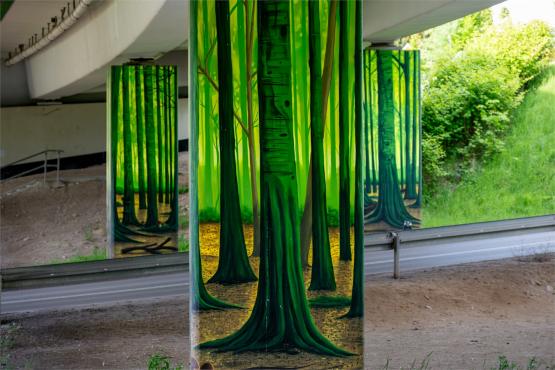 Las pod estakadą, król na ścianie i przystanek z duszą – muralowy przewodnik po Bielsku Las pod estakadą, król na ścianie i przystanek z duszą – muralowy przewodnik po Bielsku