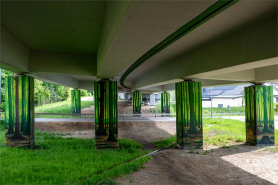 Las pod estakadą, król na ścianie i przystanek z duszą – muralowy przewodnik po Bielsku Las pod estakadą, król na ścianie i przystanek z duszą – muralowy przewodnik po Bielsku
