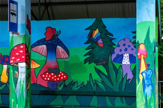 Las pod estakadą, król na ścianie i przystanek z duszą – muralowy przewodnik po Bielsku Las pod estakadą, król na ścianie i przystanek z duszą – muralowy przewodnik po Bielsku