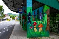 Las pod estakadą, król na ścianie i przystanek z duszą – muralowy przewodnik po Bielsku Las pod estakadą, król na ścianie i przystanek z duszą – muralowy przewodnik po Bielsku