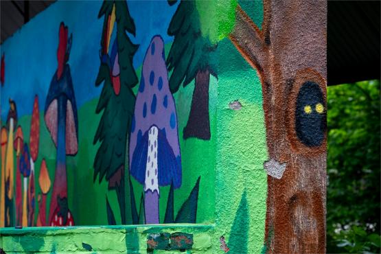 Las pod estakadą, król na ścianie i przystanek z duszą – muralowy przewodnik po Bielsku Las pod estakadą, król na ścianie i przystanek z duszą – muralowy przewodnik po Bielsku