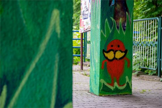 Las pod estakadą, król na ścianie i przystanek z duszą – muralowy przewodnik po Bielsku Las pod estakadą, król na ścianie i przystanek z duszą – muralowy przewodnik po Bielsku