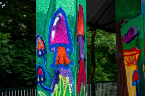 Las pod estakadą, król na ścianie i przystanek z duszą – muralowy przewodnik po Bielsku Las pod estakadą, król na ścianie i przystanek z duszą – muralowy przewodnik po Bielsku