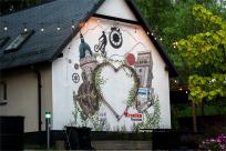 Las pod estakadą, król na ścianie i przystanek z duszą – muralowy przewodnik po Bielsku Las pod estakadą, król na ścianie i przystanek z duszą – muralowy przewodnik po Bielsku