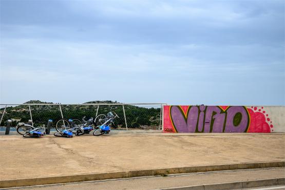 Las pod estakadą, król na ścianie i przystanek z duszą – muralowy przewodnik po Bielsku Las pod estakadą, król na ścianie i przystanek z duszą – muralowy przewodnik po Bielsku