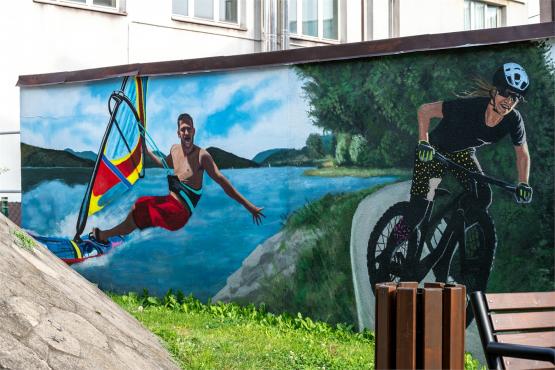 Las pod estakadą, król na ścianie i przystanek z duszą – muralowy przewodnik po Bielsku Las pod estakadą, król na ścianie i przystanek z duszą – muralowy przewodnik po Bielsku