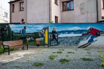 Las pod estakadą, król na ścianie i przystanek z duszą – muralowy przewodnik po Bielsku Las pod estakadą, król na ścianie i przystanek z duszą – muralowy przewodnik po Bielsku