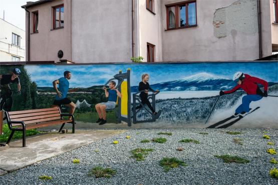 Las pod estakadą, król na ścianie i przystanek z duszą – muralowy przewodnik po Bielsku Las pod estakadą, król na ścianie i przystanek z duszą – muralowy przewodnik po Bielsku