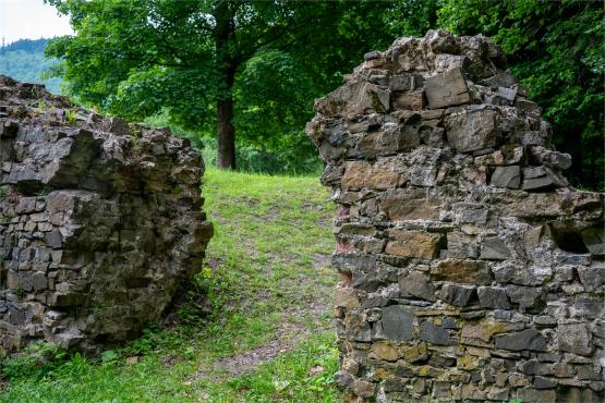 Zamek Wołek: Opowieść o Zapomnianej Twierdzy i Ciemnej Stronie Beskidu Małego
