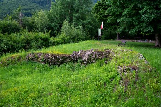 Zamek Wołek: Opowieść o Zapomnianej Twierdzy i Ciemnej Stronie Beskidu Małego