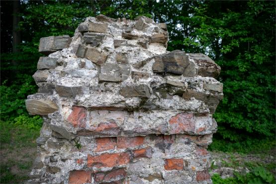 Zamek Wołek: Opowieść o Zapomnianej Twierdzy i Ciemnej Stronie Beskidu Małego