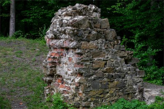 Zamek Wołek: Opowieść o Zapomnianej Twierdzy i Ciemnej Stronie Beskidu Małego