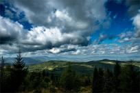 Strażnicy Beskidzkiej Puszczy: Kapliczki, demony i ryki jeleni