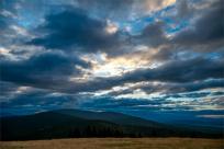 Strażnicy Beskidzkiej Puszczy: Kapliczki, demony i ryki jeleni