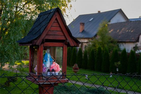 Strażnicy Beskidzkiej Puszczy: Kapliczki, demony i ryki jeleni