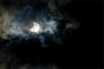 Zaćmienie Słońca: Kosmiczny taniec trzech ciał