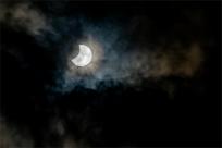 Zaćmienie Słońca: Kosmiczny taniec trzech ciał