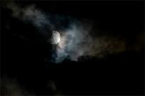 Zaćmienie Słońca: Kosmiczny taniec trzech ciał