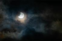 Zaćmienie Słońca: Kosmiczny taniec trzech ciał