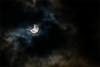 Zaćmienie Słońca: Kosmiczny taniec trzech ciał