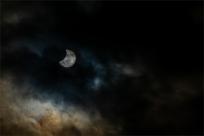 Zaćmienie Słońca: Kosmiczny taniec trzech ciał