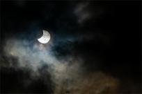 Zaćmienie Słońca: Kosmiczny taniec trzech ciał