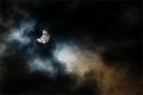 Zaćmienie Słońca: Kosmiczny taniec trzech ciał