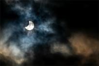 Zaćmienie Słońca: Kosmiczny taniec trzech ciał