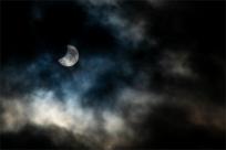 Zaćmienie Słońca: Kosmiczny taniec trzech ciał