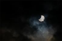 Zaćmienie Słońca: Kosmiczny taniec trzech ciał