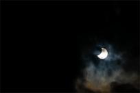 Zaćmienie Słońca: Kosmiczny taniec trzech ciał