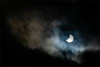 Zaćmienie Słońca: Kosmiczny taniec trzech ciał