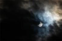 Zaćmienie Słońca: Kosmiczny taniec trzech ciał