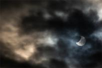 Zaćmienie Słońca: Kosmiczny taniec trzech ciał