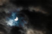 Zaćmienie Słońca: Kosmiczny taniec trzech ciał