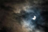 Zaćmienie Słońca: Kosmiczny taniec trzech ciał