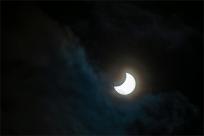 Zaćmienie Słońca: Kosmiczny taniec trzech ciał